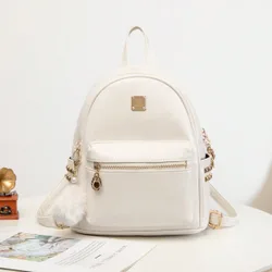 Mochila mini de moda con tachuelas y adorno de pompón de pelo