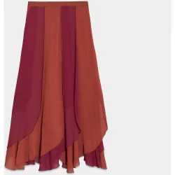 Falda midi con detalle de volante en la parte baja