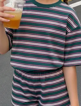 Conjunto de 2 piezas de top de manga corta a rayas y shorts casual para niñas preadolescentes, adecuado para el verano - Shein - FashionsVida