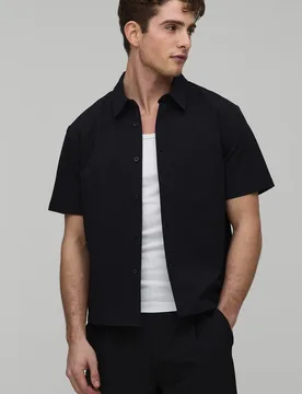 Herren Regular Fit Technisches Kurzarmhemd Black Größe Large - boohooMAN - FashionsVida