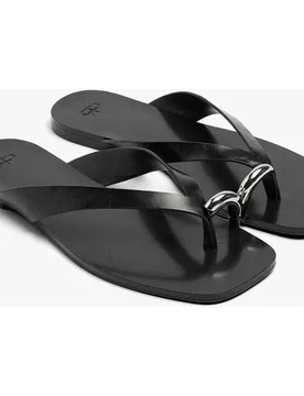 Sandalias de dedo de mujer de piel con diseño minimalista y tira en forma de V - Parfois - FashionsVida