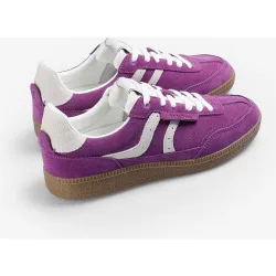 Zapatillas retro de mujer en serraje con detalle de costuras y logo