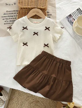 Conjunto de 2 piezas de camiseta de manga corta con lazo 3D lindo y falda marrón para niñas, para verano - Shein - FashionsVida