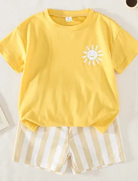 Set de 2 piezas de top de manga raglán con estampado gráfico y pantalones cortos a rayas para niños pequeños, cómodo y de moda para juegos al air - Shein - FashionsVida