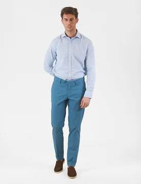 Pantalón chino de hombre soft slim en - Wickett Jones - FashionsVida