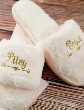 Par de pantuflas interiores de peluche personalizadas para la novia, sandalias casuales suaves de tira blanca para damas, regalo para dama de honor pa - Shein - FashionsVida