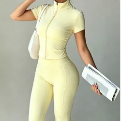 Conjunto de 2 piezas para yoga y entrenamiento para mujer con chaqueta de manga corta con cuello alto y cremallera, y leggings acampanados de cintura