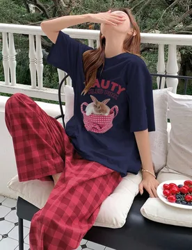 Set de 2 piezas de ropa de dormir con estampado de conejo lindo y pantalones de pijama a cuadros, ropa de vuelta al colegio - Shein - FashionsVida