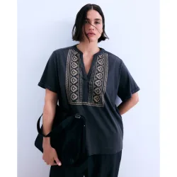 Camiseta de mujer bordado pechera