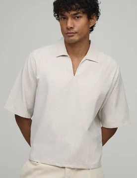 Men's Oversized Boxy Poplin Check V-Neck Polo Light Brown Size Medium Light Brown M - boohooMAN - FashionsVida
