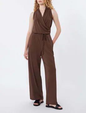 Tuta smanicata Weekend marrone in viscosa con drappeggio e passanti con cintura da annodare - Max Mara - FashionsVida