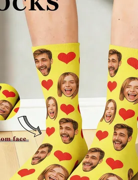 Par de calcetines personalizados de punto cómodos con estampado de cara y corazón en color amarillo, adecuados para ocasiones de aniversario/regalo - Shein - FashionsVida