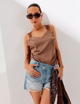 Shorts in denim a vita media con vita asimmetrica e bandana - blu