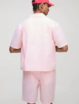 Herren Oversized Boxy Streifen Tennis Club Print Reverskragen Hemd und Shorts Set Pink Größe Large - boohooMAN - FashionsVida