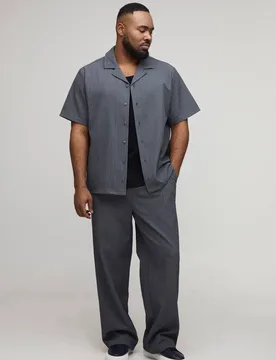 Herren Plus Strukturiertes Reguläres Reverskragen-Hemd & Entspannte Hosen-Set Slate Größe 2XL - boohooMAN - FashionsVida