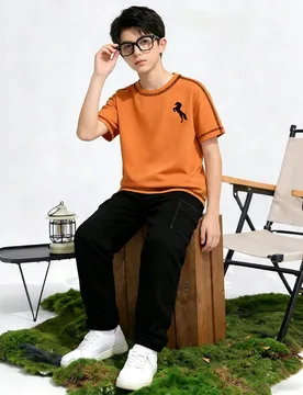 Conjunto de 2 piezas para niños, top de manga corta y pantalones largos de primavera/verano, color naranja cálido sólido con estampado de poni y pa - Shein - FashionsVida