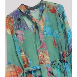 Vestido corto fluido con cuello en pico y manga amplia