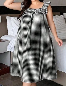 Camisón largo holgado de verano para talla grande con tirantes con volantes, cuello cuadrado, decoración de lazo y estampado a cuadros - Shein - FashionsVida