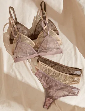 Set de 6 piezas de lencería con sujetador triangular sin aros, de malla jacquard transparente con diseño de corazones, para el Día de San Valentín - Shein - FashionsVida