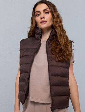 Gilet trapuntato con collo alto - marrone