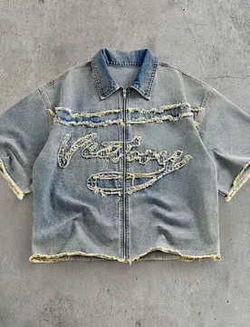 Camisa de hombre talla grande de color claro con parche bordado vintage, top de mezclilla de manga corta, vacaciones, regalos del Día del Padre - Shein - FashionsVida