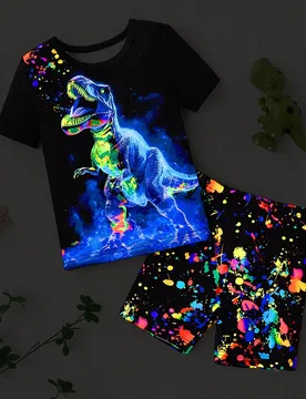 Piezas Conjunto de pijama para niños pequeños, camiseta de manga corta con estampado de dinosaurio fluorescente y salpicaduras, y shorts elásticos, - Shein - FashionsVida