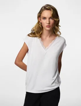 Camiseta de pico y encaje de mujer - Pieces - FashionsVida