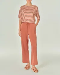 T-shirt in misto viscosa e lino a righe color terracotta ed ecrù