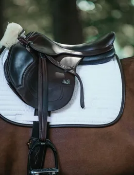 Kentucky Skin Friendly Schabracke weiss-weiss-braun jumping - Kentucky Horsewear - FashionsVida