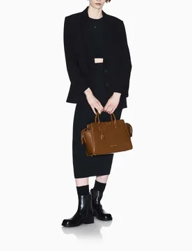 T-shirt crop Exchange nera a coste con logo dorato in centro petto - Armani - FashionsVida