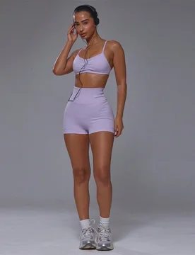 Conjunto de sujetador deportivo sin costuras con escote de tirantes y busto fruncido, y shorts mini sin costuras de cintura alta, ajustados y activos. - Shein - FashionsVida
