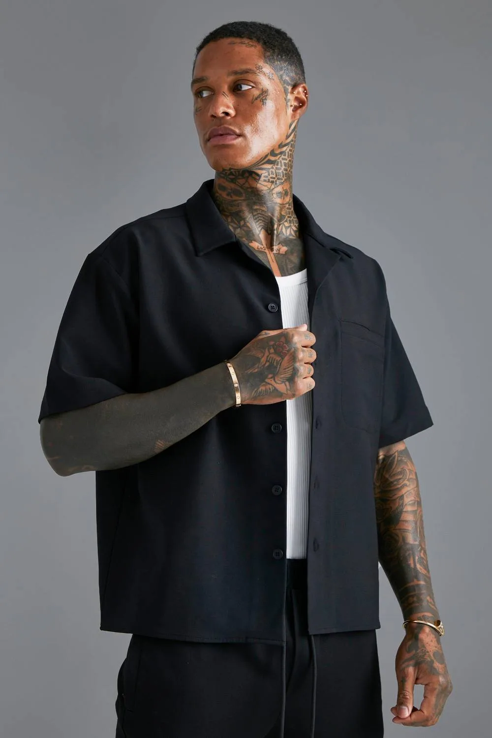 Herren Kurzarm Stretch Oversized Boxy Fit Hemd Black Größe XL - boohooMAN - FashionsVida