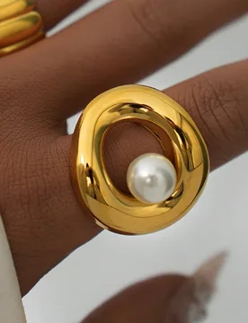 Pieza Anillo de perla de acero inoxidable chapado en oro de 18K, diseño de lujo elegante y vintage, adecuado para uso diario de mujeres, fiestas, bod - Shein - FashionsVida
