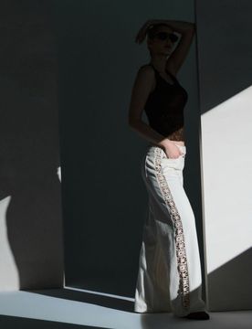 Jeans wide leg a vita media con finitura ajour sul fondo gamba - nude