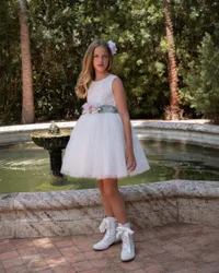 Abito avorio in tulle ricamato con gonna ampia fascia a fiori e fascia verde salvia