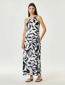 Abito lungo svasato Beachwear bianco in maglia di viscosa con fantasia foglie nera e scollo a giro - Max Mara - FashionsVida