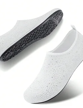 Zapatos de agua unisex con strass, calcetines acuáticos antideslizantes brillantes, zapatos de natación descalzos de secado rápido para playa, yoga - Shein - FashionsVida