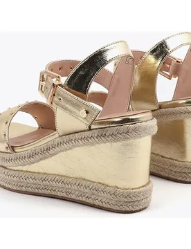 Sandalias de cuña de mujer con suela efecto rafia y detalles metálicos - Lola Casademunt - FashionsVida