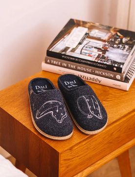 Zapatillas de casa de hombre inspiradas en la obra de Salvador Dalí en azul | SOMNI