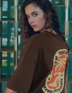 Maglietta Marrone Con Grafica Di Palme