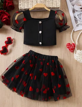 Set de 2 piezas con blusa de manga corta con cuello de volantes y falda de malla con diseño de corazón para niña, para primavera/verano - Shein - FashionsVida