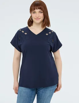 Camiseta de mujer de algodón con bordados y cut out bordados tono sobre tono y detalles cut out en los hombros - Fiorella Rubino - FashionsVida