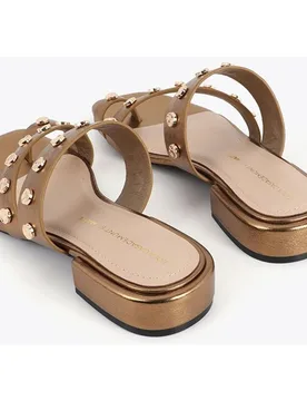 Sandalias de dedo de mujer planas con aplicaciones metalizadas - Lola Casademunt - FashionsVida