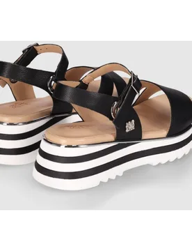 Sandalias de cuña de mujer realizadas en piel con corte asimétrico y cierre al tobillo con hebilla - Chika10 - FashionsVida