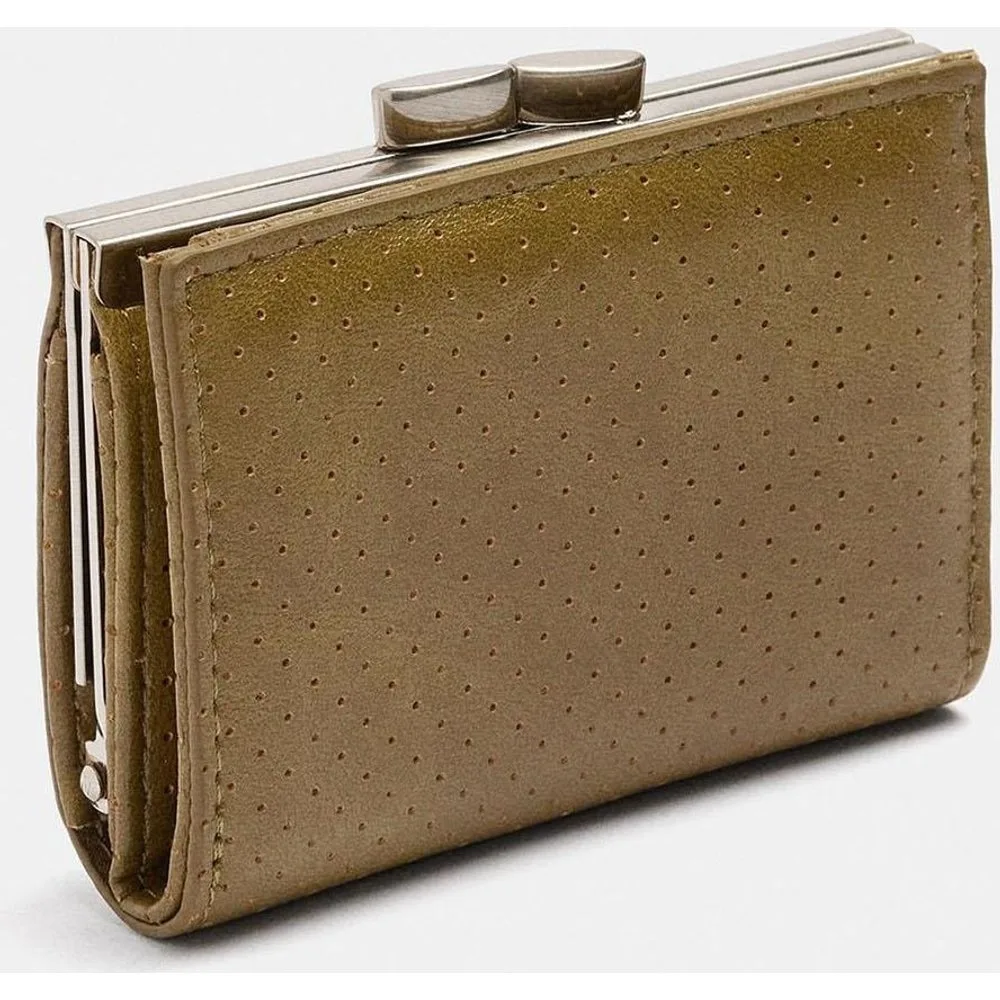 Cartera de mujer pequeña con cierre de botón y tachuelas decorativas - Parfois - FashionsVida