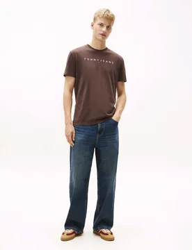 T-shirt marrone in cotone con logo lineare ricamato sul petto - Tommy Jeans - FashionsVida