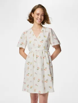 Vestido corto y estampado de flores de mujer - Pieces - FashionsVida