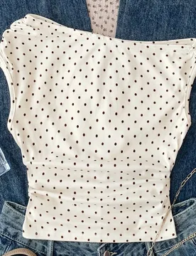 Parte superior corta de punto de color albaricoque con estampado de lunares asimétrico y fruncido, estilo minimalista casual para niñas preadolescen - Shein - FashionsVida