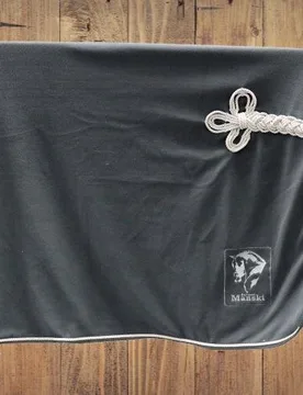 Stickservice Abschwitzdecke bis zu 10 Buchstaben Helvetica blau - Reitsport Manski - FashionsVida
