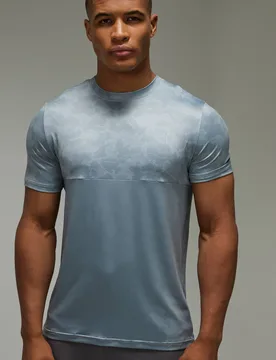 Herren Herren Active Regular Fit Tarnmuster Farbblock Oberteil Grey Größe XS - boohooMAN - FashionsVida